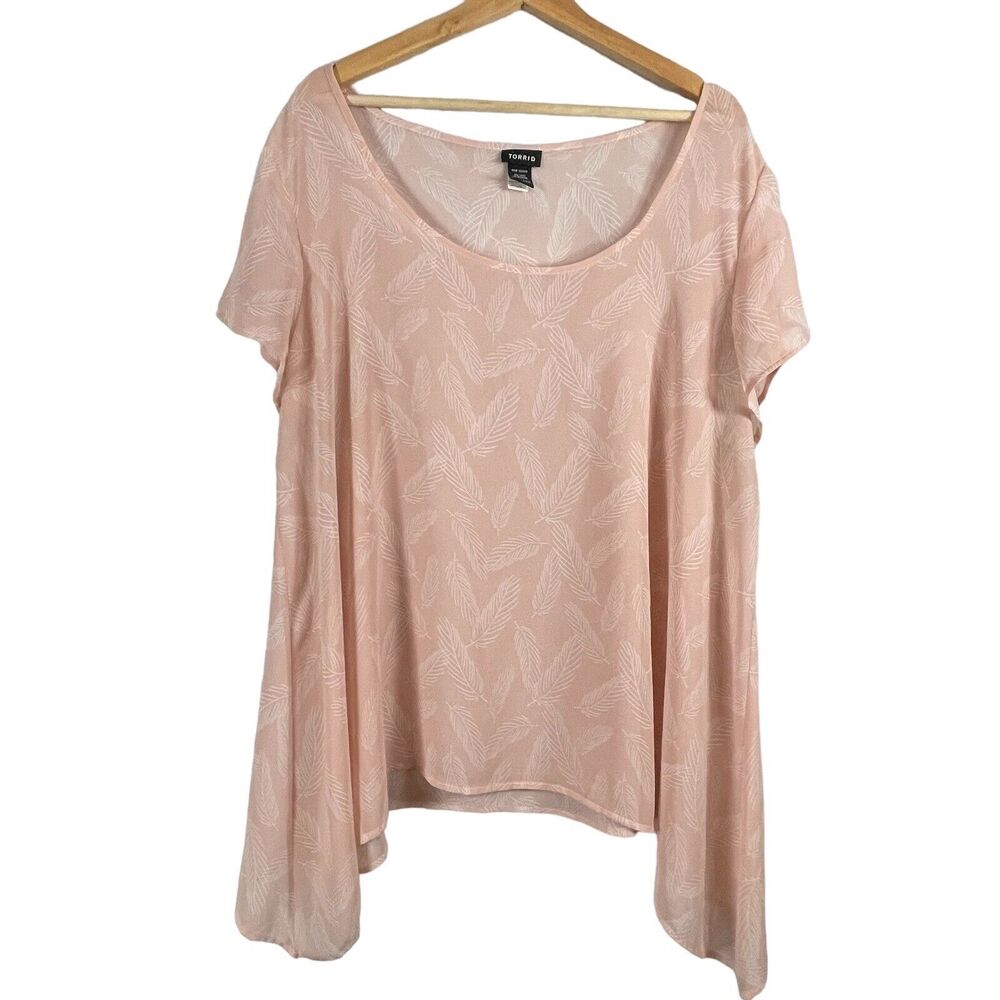TORRID Size 2 Women Feather Print Womens Top Blouse Sheer Sharkbite Hem 2X Pink